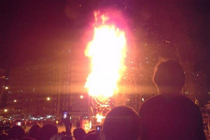 La quema de muñecos es una tradición de varios países que permite dejar atrás lo malo y atraer buenos deseos para el año que comienza (Archivo)