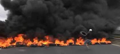 La quema de neumáticos sobre la calzada impidió la libre circulación