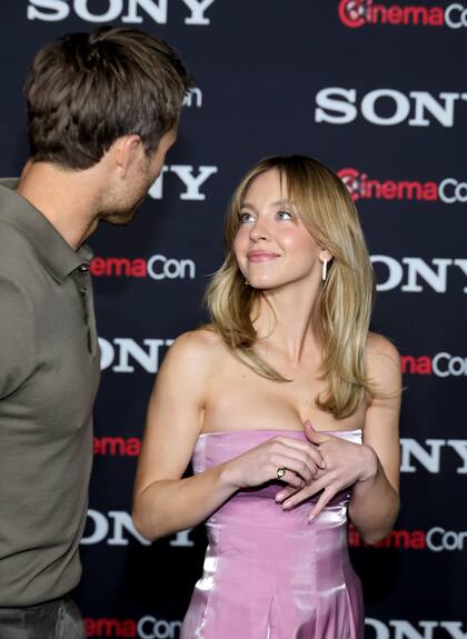 La química de Powell y Sweeney es evidente por lo que muchos fanáticos se preguntan qué relación mantienen realmente los actores