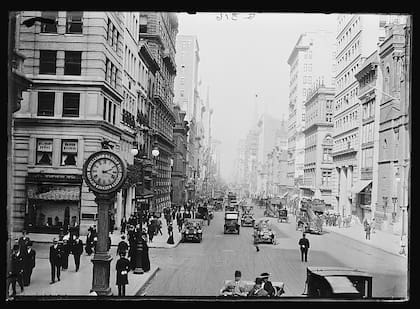 La Quinta Avenida de Nueva York a comienzos del siglo pasado, cuando un tercio de los vehículos en circulación eran eléctricos.