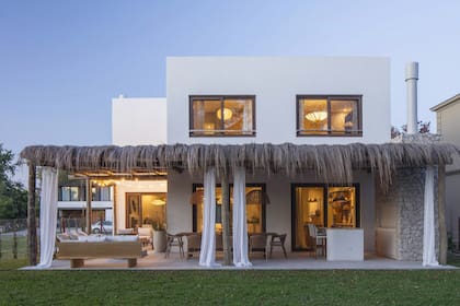 La quinta casa que Sol y Christian levantaron en el barrio Azzurra de Tortugas, con un logrado estilo de playa.
