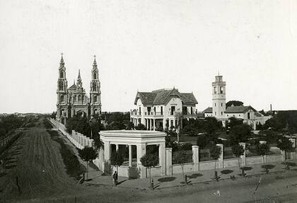 La quinta de los Guerrero hacia 1880 con todos sus edificios: la iglesia, la residencia y el pabellón de servicio.