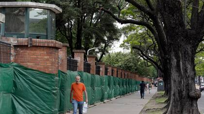 La idea es que los vecinos puedan conocer un poco la quinta y saber algo de lo que pasa allí adentro, ya que esa pared es muy dura y aisla demasiado