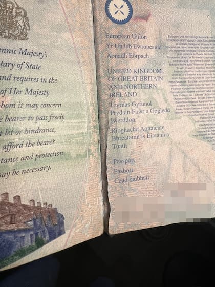 La rajadura en una de las páginas del pasaporte truncó por completo su vuelo hacia Barcelona