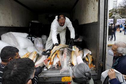 La Rama Agraria de la Unión de Trabajadores de la Economía Popular realiza un pescadazo frente al Congreso. Venden 12 mil kilos de pescado fresco a $100, para visibilizar la problemática de los pescadores artesanales y contrarrestar los aumentos de la carne vacuna.