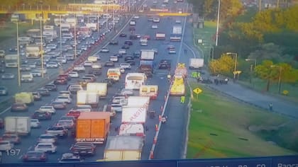 La rama de ingreso al autopista permanece cerrada por el operativo.