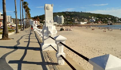 La rambla de Piriapolis, llamada "de los Argentinos", se presenta como una gran atracción para los veraneantes