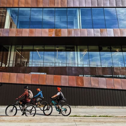 La rampa para bicicletas comienza en la parte que da al parque del edificio rectangular