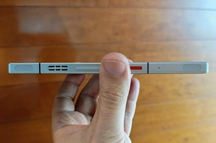 La ranura de aireación del Redmagic 9 Pro de Nubia; en las puntas, los gatillos para videojuegos