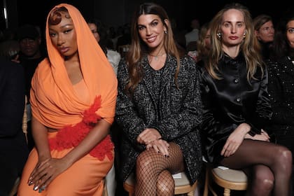 La rapera Megan Thee Stallion y las socialités Bianca Brandolini d’Adda y Lauren Santo Domingo, en el front row de Giambattista Valli.