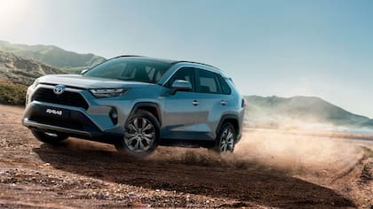 La RAV4 es una de las SUV más vendidas en Estados Unidos y en la Argentina, su versión híbrida pisa fuerte