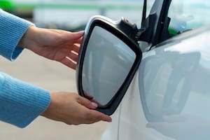 El hábito que todos hacemos y no se recomienda cuando estacionás el auto