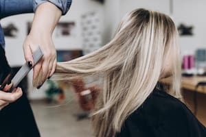 La razón por las que las personas acuden al peluquero tras separarse