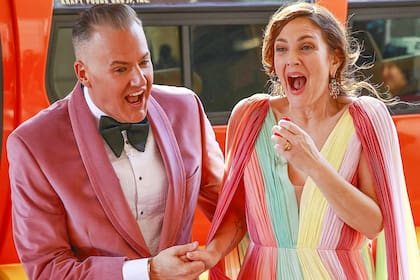 La reacción de Drew Barrymore al ver el icónico Oscar Mayer weinermobile, el pancho-movil de la famosa marca de salchichas, en la puerta del estudio