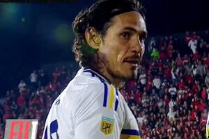 La reacción de Edinson Cavani al exabrupto de la voz del estadio de Newell's tras una presunta falta de Frank Fabra sobre Mateo Silvetti