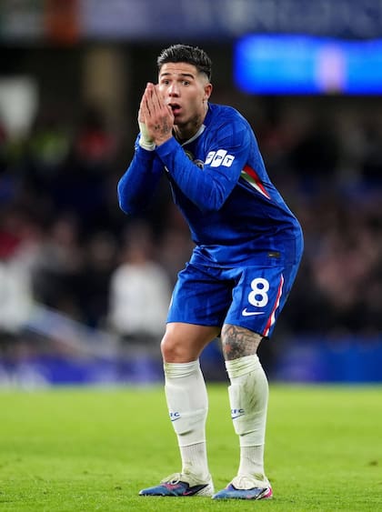 La reacción de Enzo Fernández ante la no concesión a Chelsea de un penal frente a Aston Villa, que dará vuelta el partido en Londres.