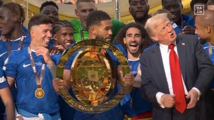 La reacción de Enzo Fernández (izquierda) y Reece James (centro) a la presencia de Donald Trump en la celebración
