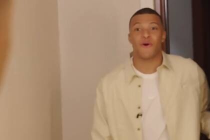La reacción de Mbappé al ver su estatua de cera