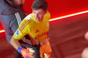 Video: la fuerte reacción de Dibu Martínez con los hinchas de Arsenal que casi termina en pelea