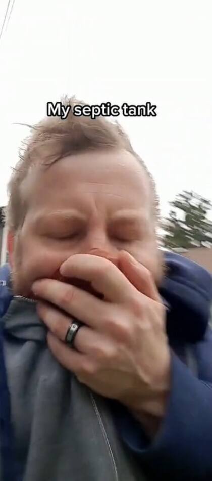 La reacción del tiktoker al descubrir la fosa séptica