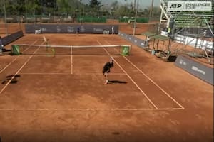 La "raqueta voladora" de un jugador francés en el torneo de Santiago
