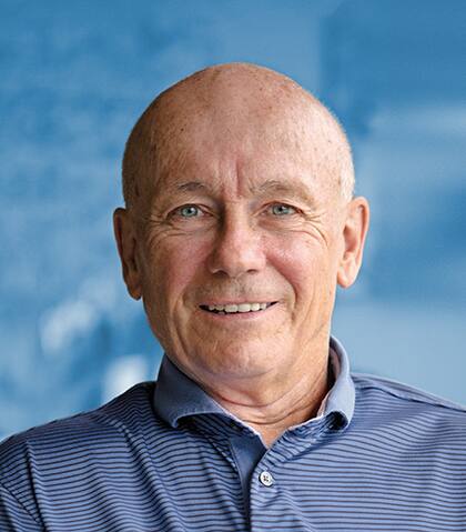 La Real Academia Sueca de Ciencias ha decidido otorgar el Premio Sveriges Riksbank 2025 en Ciencias Económicas en memoria de Alfred Nobel a Joel Mokyr , Philippe Aghion y Peter Howitt (foto) “por haber explicado el crecimiento económico impulsado por la innovación”, la mitad a Mokyr “por haber identificado los prerrequisitos para un crecimiento sostenido a través del progreso tecnológico” y la otra mitad conjuntamente a Aghion y Howitt “por la teoría del crecimiento sostenido a través de la destrucción creativa”.