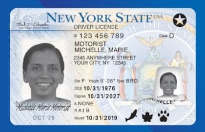 La Real ID de Nueva York tiene un estrella en la parte superior derecha de la tarjeta para identificarla