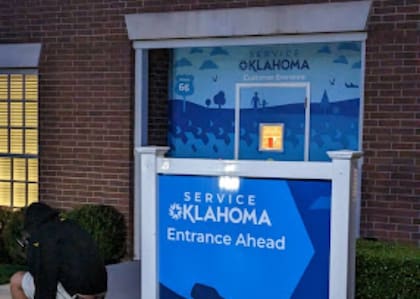 La Real ID se puede obtener en una oficina de licencias de servicios de Oklahoma o un operador autorizado