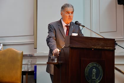 La recepción al nuevo integrante lo dio Eduardo de Santibañes, académico de número