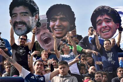 El amor de los hinchas de Gimnasia por Maradona, en carteles.