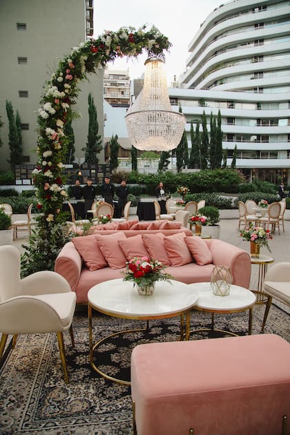 La recepción de una boda en Palacio Paz con una de las lámparas de la colección de Lûminis y arreglos florales con toques románticos.