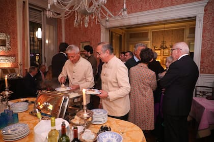 La recepción en honor a Mauricio Wainrot en casa del embajador Lanús