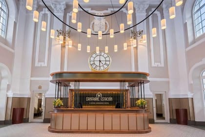 La recepción mantiene elementos estructurales originales, como la marquesina metálica y los revestimientos clásicos