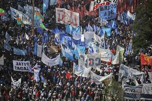 Los movimientos sociales vuelven a las protestas y el Gobierno busca prevenirlas