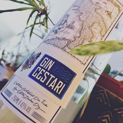 La receta de este gin nace de dos años destilando 75 combinaciones diferentes de botánicos.