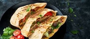 Cómo hacer un delicioso pan árabe de ajo con solo 4 ingredientes