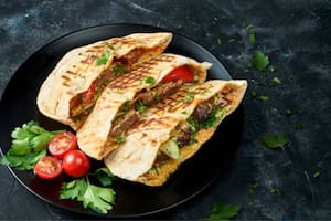 La receta de pan árabe con ajo ideal para salir del apuro