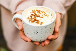 Moon milk, qué es y cómo se prepara la bebida invernal que ayuda a reducir el estrés para dormir mejor