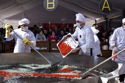 La receta incluyó 4000 choclos, 163 kilos de zapallo, 8 kilos de pimiento, 16 kilos de cebolla, 12 litros de agua, 8 litros de leche, 12 litros de aceite, 8 kilos de queso cremoso, 6 kilos de sal, 1 kilo de pimentón, 500 gramos de pimienta, 50 gramos de ají y 50 gramos de comino