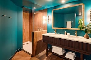 La receta para preparar el perfume casero que usan los hoteles para aromatizar el baño