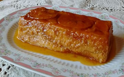 La receta tiene como ingredientes base el pan lactal y la manzana