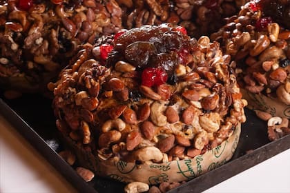 La receta tradicional del restaurante porteño incluye almendras, castañas de cajú, nueces, pasas de uva y frutas escurridas
