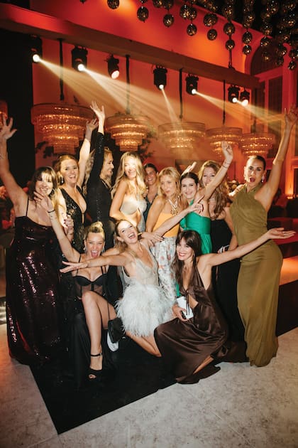 La recién casada festeja junto
a sus amigas con un nuevo
cambio de look, un vestido
corto con un sensual escote
en V, bordado a mano con
piedras, cristales, perlas y
plumas de Marian Saud.