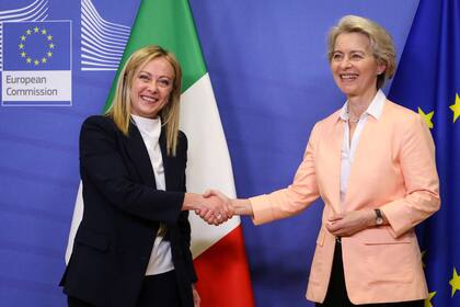 La recién nombrada primera ministra italiana, Giorgia Meloni (izquierda), estrecha la mano de la presidenta de la Comisión Europea, Ursula von der Leyen, durante una reunión en la sede de la Comisión Europea en Bruselas, el 3 de noviembre de 2022.