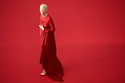 La reconocida actriz destacó con un intenso vestido rojo con cola de la colección otoño-invierno 2026/27 de Chanel