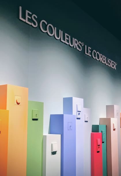 La reconocida empresa alemana Jung utiliza los colores de Le Corbusier de forma exclusiva y certificada para producir interruptores, enchufes y controles arquitectónicos que integran color y funcionalidad