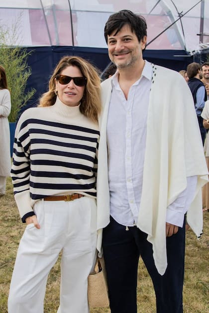 La reconocida presentadora brasileña Didi Wagner posa sonriente con su novio, Zizo Papa.
