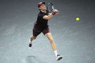 La reconquista de Jannik Sinner por el número 1 comienza con victoria ante Zizou Bergs en París