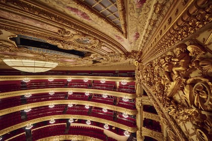 La reconstrucción respetó el ambiente de la sala y amplió el escenario para adaptarlo a las especificaciones y requerimientos de puestas más modernas