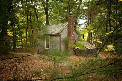 La reconstruida cabaña de Walden Pond donde, en julio de 1845, Henry David Thoreau se retiró a los bosques